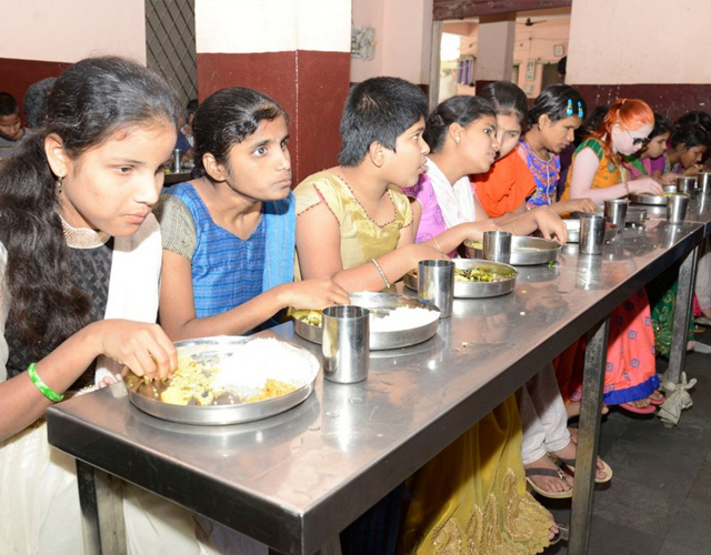 Mahesh and Namrata Offers Lunch for 650 Blind Childrens